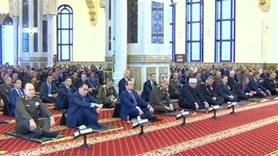 السيسي يؤدي صلاة الجمعة بمسجد المشير في ذكرى العاشر من رمضان