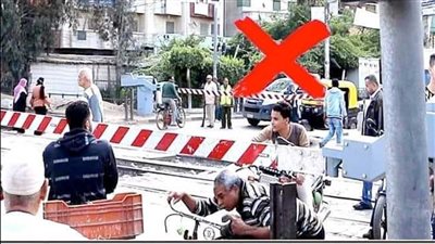 «النقل» تناشد المواطنين عدم اقتحام المزلقان أو السير عكس الاتجاه أثناء غلقه