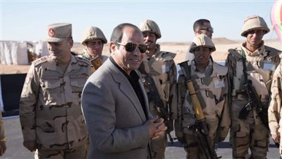 الرئيس السيسي يتفقد الارتكازات الأمنية بشرق القناة