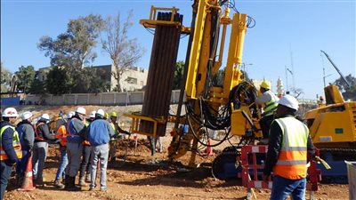 وزير الري يتابع الموقف التنفيذي لمشروع إنشاء قناطر ديروط الجديدة 