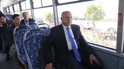 وزير النقل يتفقد انتظام العمل بمحطة عدلي منصور ويستقل أحد قطارات LRT 