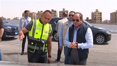  الرئيس السيسي يتفقد عدداً من مشروعات المحاور والطرق بالجيزة