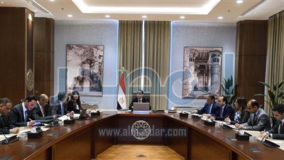 رئيس الوزراء يبحث مقترحات تيسير إجراءات الاستثمار في مصر