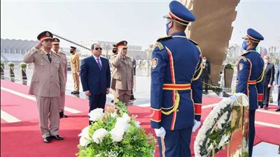 الرئيس السيسي يضع إكليلًا من الزهور على النصب التذكاري لشهداء القوات المسلحة