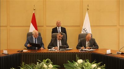 وزير النقل يشهد توقيع اتفاقية تطوير وإدارة محطة الصب الجاف بميناء جرجوب 