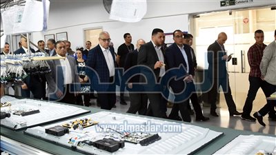 رئيس الوزراء يبدأ جولة تفقدية بعدد من مصانع العاشر من رمضان