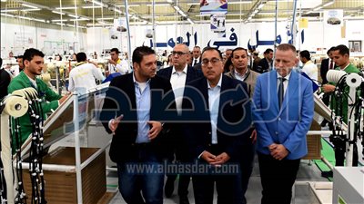 «مدبولي» يتفقد مصنعين لضفائر السيارات ومستحضرات التجميل بالعاشر من رمضان