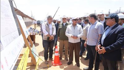 وزير النقل يتفقد موقع العمل بمشروع الخط الأول لشبكة القطار الكهربائي