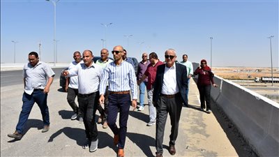 مسئولو «الإسكان» يتفقدون مشروعات الطرق الجاري تنفيذها بالقاهرة الجديدة