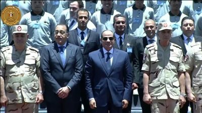 السيسي يتوسط صورة تذكارية مع العاملين بمصنع إنتاج البطاطس بشرق العوينات