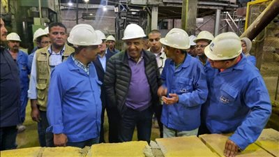 وزير قطاع الأعمال العام يتفقد مصانع شركة الإسكندرية للحراريات