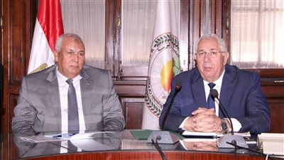 «القصير» يبحث سبل دعم عدد من المشروعات الزراعية بالوادي الجديد