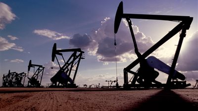 تراجع أسعار النفط بعد ارتفاع المخزونات الأميركية و«برنت» يسجل 76.71 دولارًا للبرميل