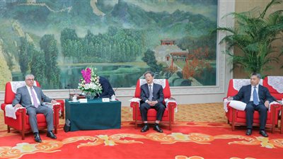 رئيس اقتصادية قناة السويس يبحث التعاون مع عمدة مدينة تيانجين الصينية 