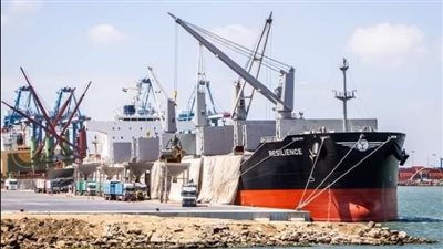 شحن 5 آلاف طن صودا وتفريغ 63 ماسورة بميناء غرب بورسعيد