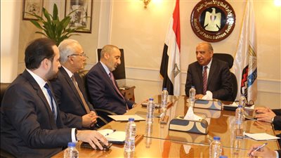 وزير قطاع الأعمال يبحث تعزيز التعاون مع شركة «ألومنيوم البحرين» 