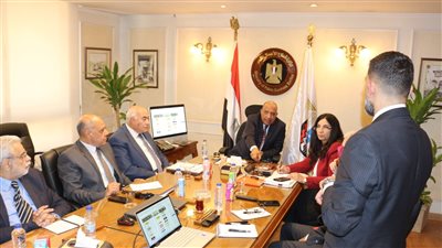 وزير قطاع الأعمال يتابع الموقف التنفيذي لمشروعات تطوير صناعة الغزل والنسيج