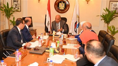 وزير قطاع الأعمال يبحث عرض منتجات «دمياط للأثاث» بفروع «القابضة للسياحة» 