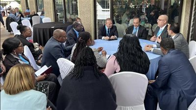 وزير الإسكان يبحث مع نظيره الزامبى تعزيز التعاون في مجال التنمية العمرانية