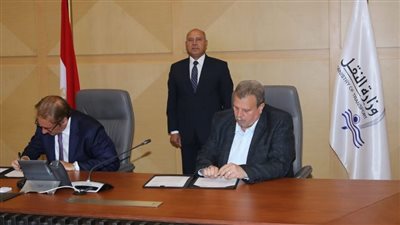 «السكة الحديد» توقع بروتوكولًا لتصنيع المكونات الداخلية للوحدات المتحركة محليًا