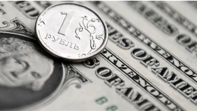 الروبل الروسي يتراجع لأدنى مستوياته أمام الدولار  في 10 أسابيع