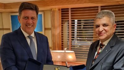 رئيس قناة السويس يبحث مع وزير الشئون البحرية اليوناني سبل التعاون المشترك