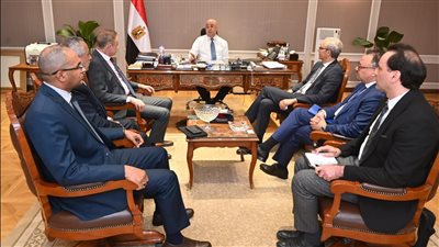 وزير الإسكان يبحث التعاون مع «أكوا باور» لتوطين تكنولوجيا تحلية المياه