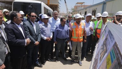وزير النقل ووفد برلماني يتفقدان مشروع مونوريل غرب النيل 