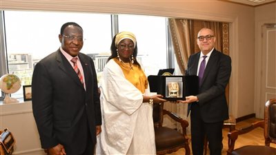 وزير الإسكان يعرض على نظيرته الكاميرونية التجربة العمرانية المصرية