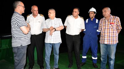 الفريق أسامة ربيع: إنقاذ 6 أفراد من طاقم القاطرة الغارقة