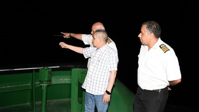 رئيس هيئة قناة السويس: تحديد موقع القاطرة الغارقة وانتظام الملاحة خلال ساعات