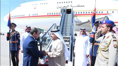 الرئيس السيسي يودع ملك البحرين لدى مغادرته مدينة العلمين