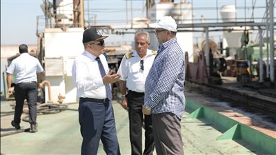 رئيس قناة السويس: استمرار أعمال انتشال القاطرة «فهد» بواسطة الرافعة «إنقاذ»