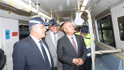 وزير النقل يزور مصنع سيماف ويتفقد أحد قطارات الخط الثالث للمترو