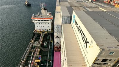 نجاح أول عملية تموين سفينة حاويات بالوقود الأخضر في ميناء شرق بورسعيد