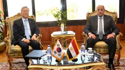 وزير الطيران يبحث مع سفير كوريا الجنوبية تعزيز آليات التعاون المشترك