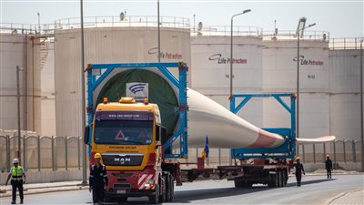 ميناء الأدبية يستقبل شحنة ريش محطات توليد الكهرباء من الرياح