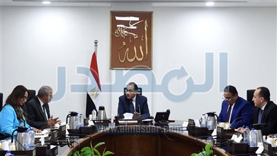 رئيس الوزراء يتابع جهود توفير السلع الأساسية للمواطنين