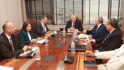 وزير الزراعة يبحث النهوض بقطاع النباتات الطبية والعطرية