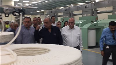 وزير قطاع الأعمال يتابع تجهيز أول شحنة تصدير من مصنع «غزل 4»