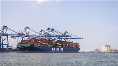 ميناء دمياط يستقبل أول سفينة من الخط الملاحي الكوري HMM