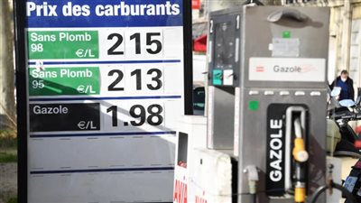 فرنسا تعتزم بيع الوقود بأقل من تكلفته لاحتواء التضخم