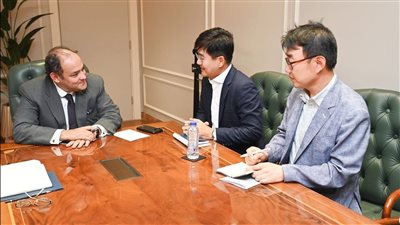 وزير الصناعة يبحث زيادة استثمارات شركة سامسونج في مصر