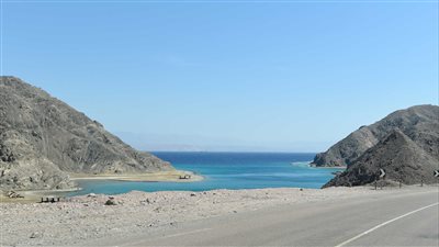 رئيس الوزراء يتفقد طريقي شق الثعبان و«طابا - نويبع» 