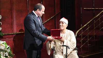 السيسي يكرم عددًا من العلماء والأئمة والقراء في احتفالية المولد النبوي الشريف