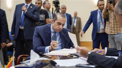 وكيل المرشح الرئاسي عبد الفتاح السيسي يقدم أوراق ترشحه للهيئة الوطنية للانتخابات