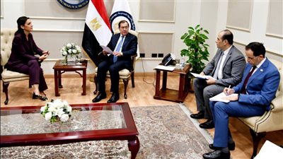 «الملا» يبحث تعزيز التعاون مع المفوضية الأوروبية لخفض الانبعاثات بقطاع البترول