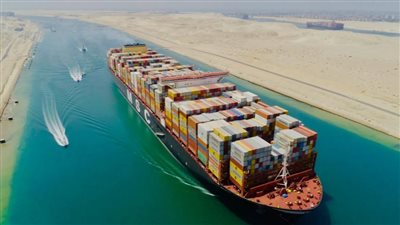 هيئة قناة السويس تدفع بـ4 قاطرات لتحريك السفينة ONE ORPHEUS بعد تعطلها