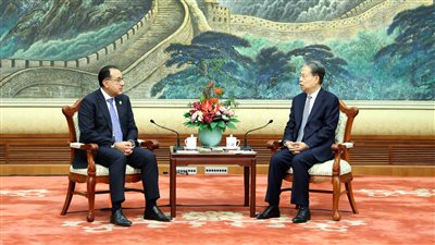 رئيس الوزراء يبحث تعزيز التعاون مع المجلس الوطني لنواب الشعب الصيني 