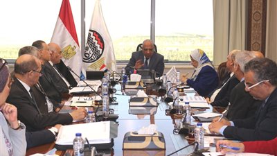 وزير قطاع الأعمال يوجه بسرعة الانتهاء من المشروعات الجديدة وتحديث خطوط الإنتاج 